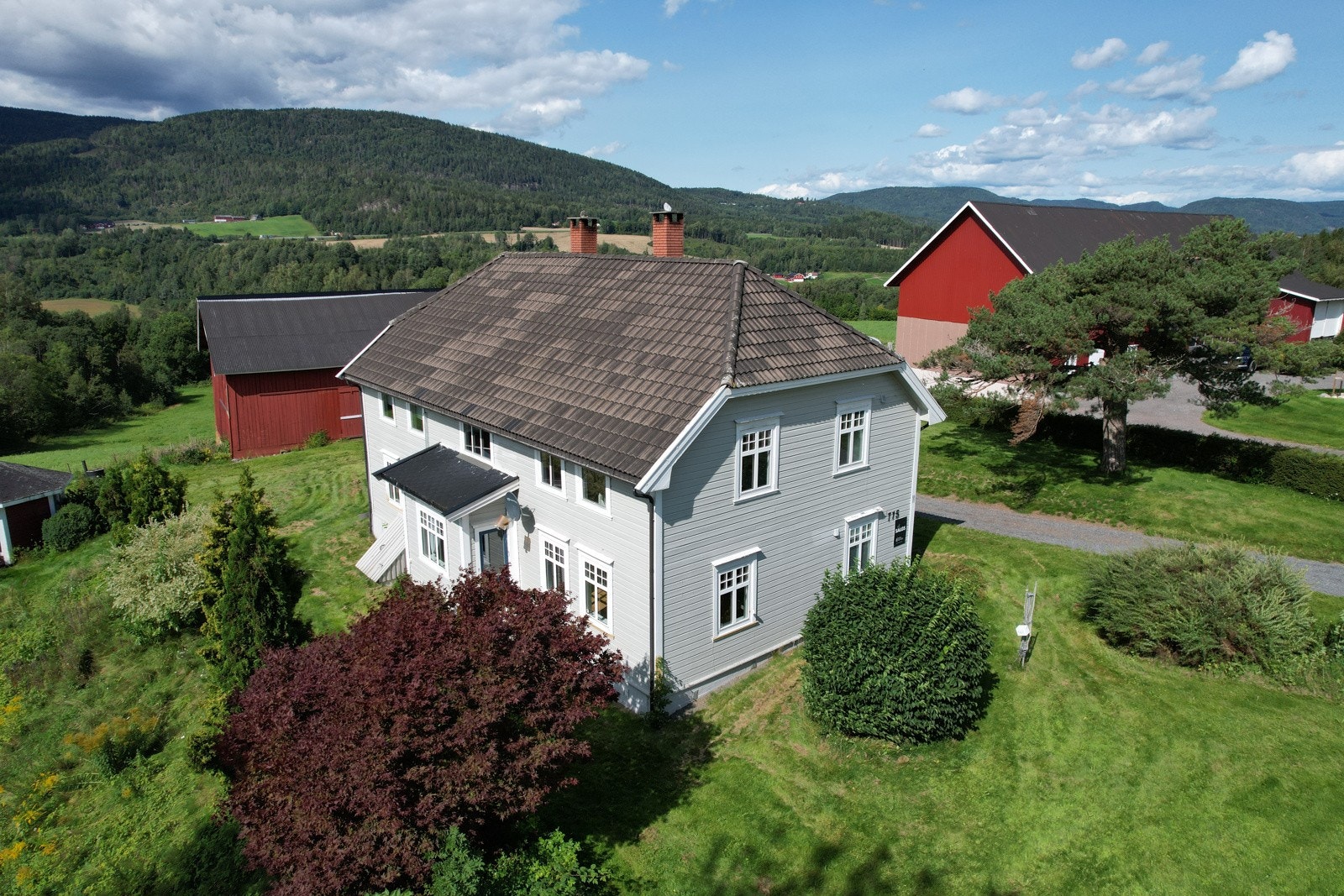 Eiendommen ligger forholdsvis høyt og fritt i terrenget, med flott utsikt utover dalen. Galleribilde
