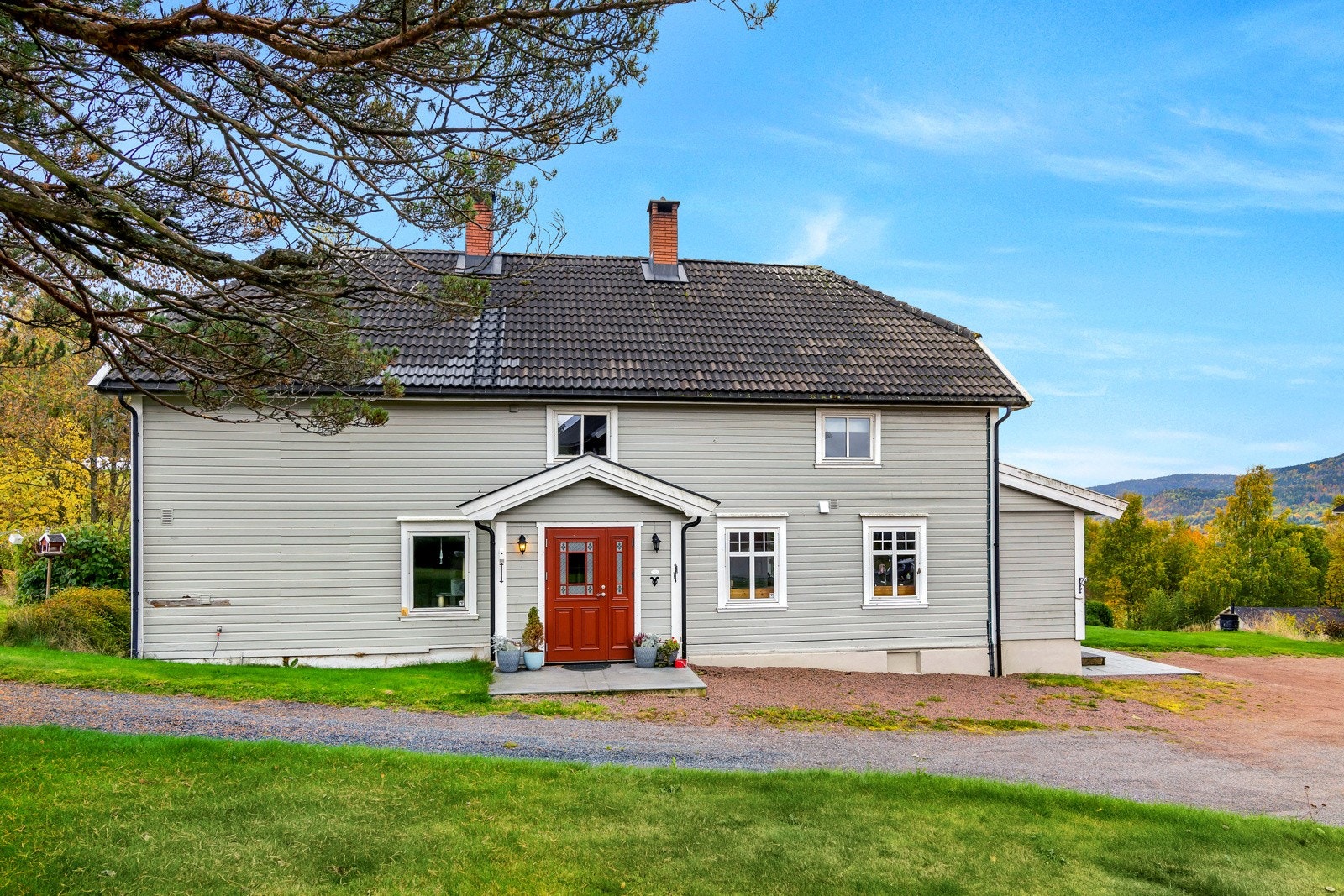 Boligen har en klassisk arkitektonisk utforming med bla. halvvalmet tak og flere 4-ramsvinduer. Galleribilde