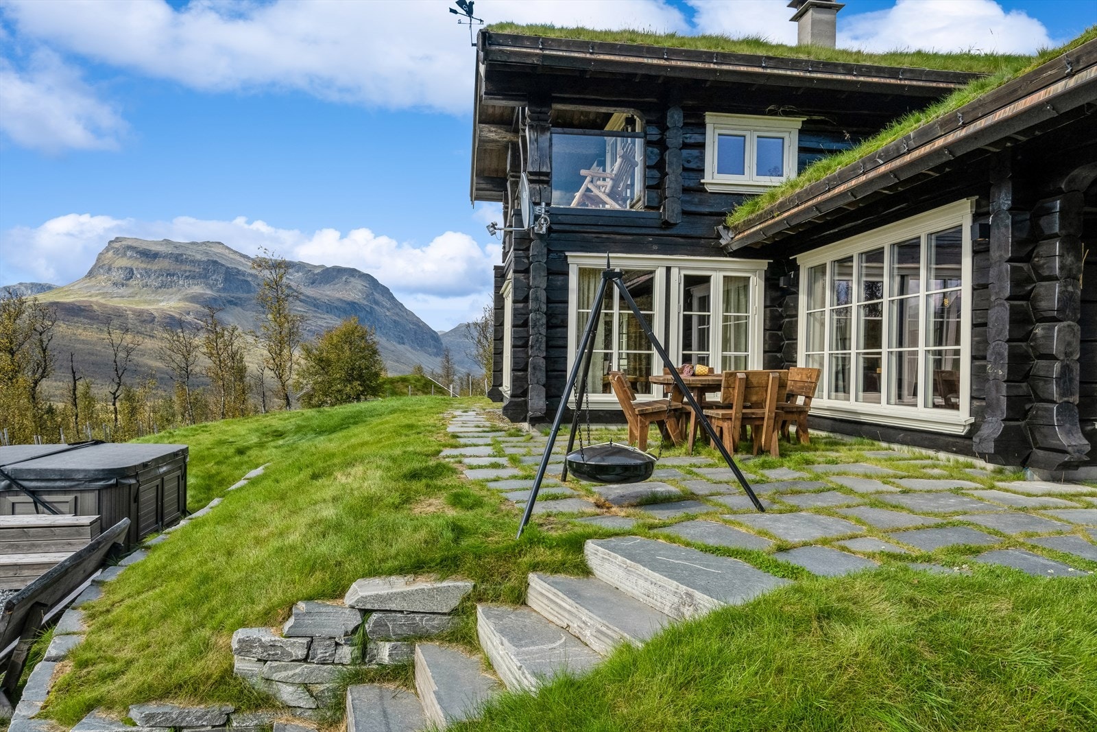 Utpreget bruk av skifer i utemiljøet, som heller, trapper og murer. Galleribilde