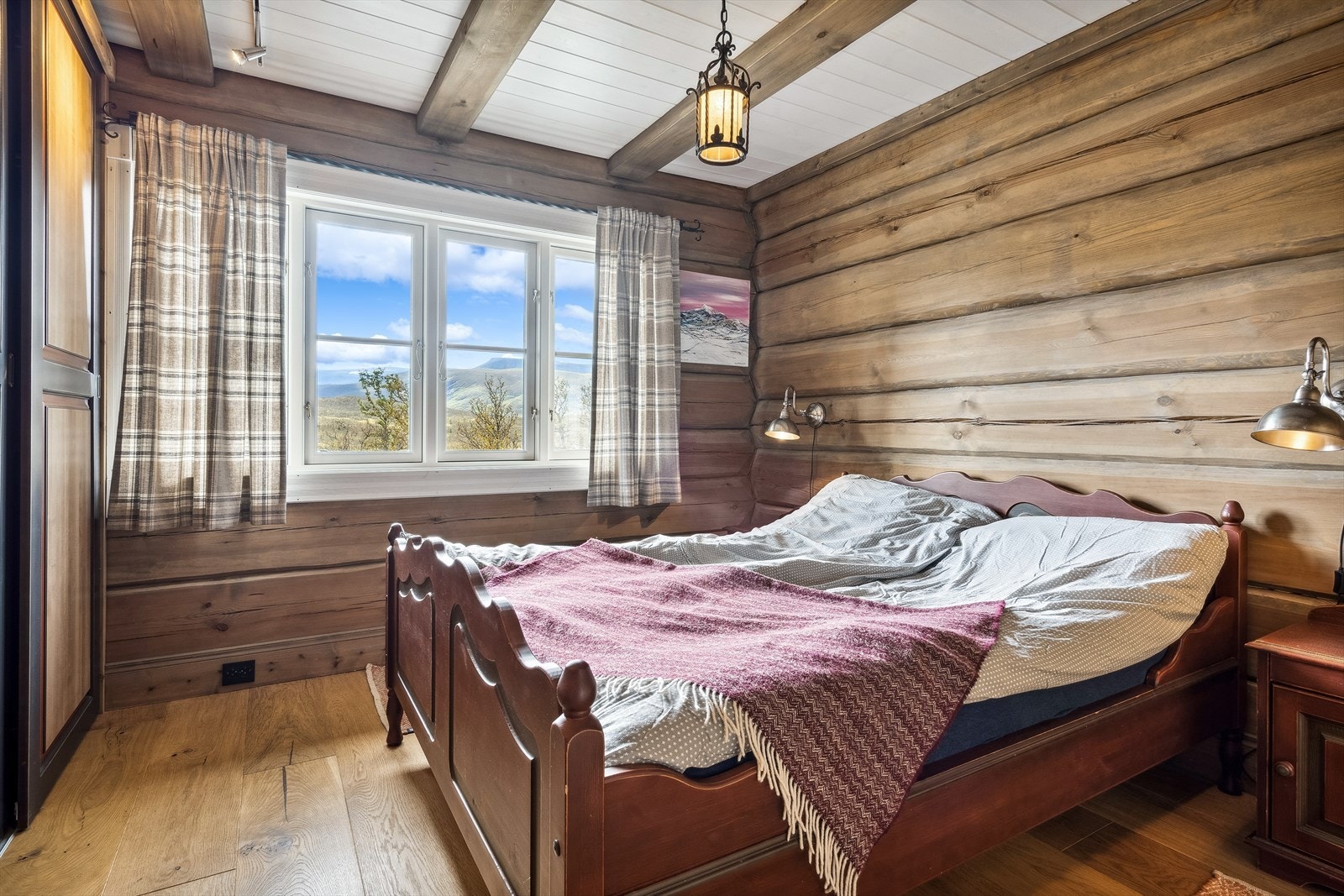 Soverom i hovedetasje med god garderobeplass. Galleribilde