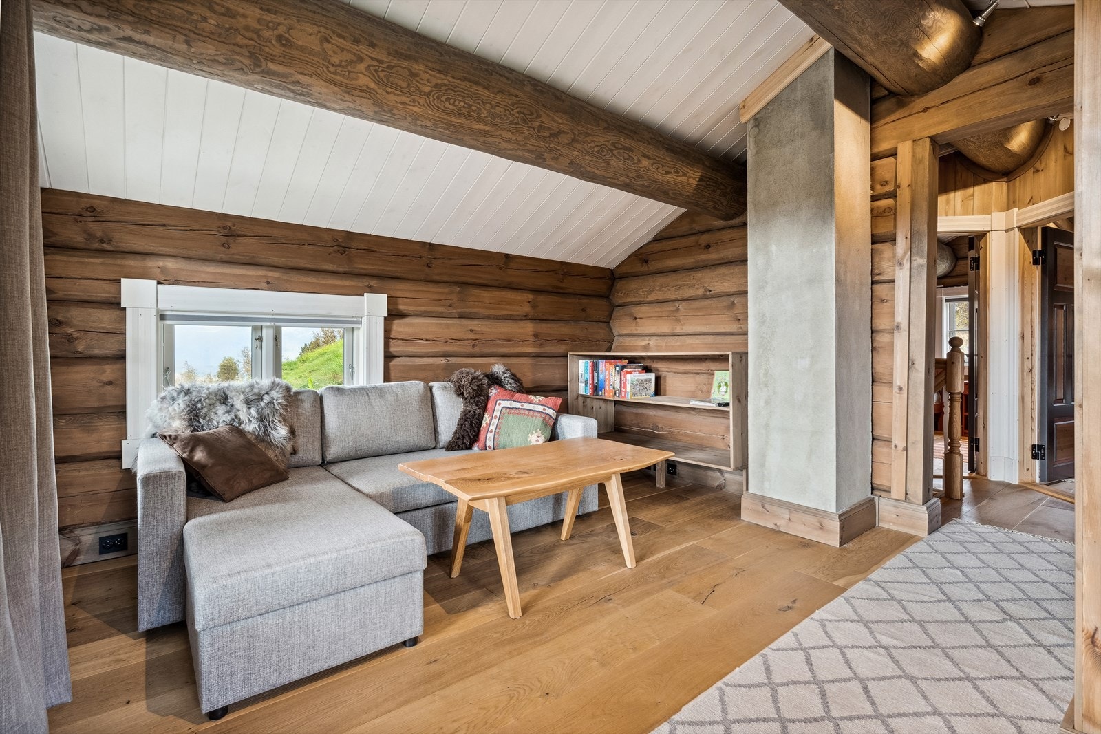 Loftsstue, praktisk for den yngre garde, eller som en tv-stue.
Sovesofa fungerer også som ekstra soveplass. Galleribilde