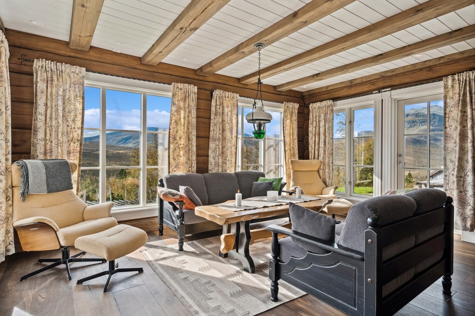 De beisede tømmerveggene går fint til de flotte naturbildene utenfor. Galleribilde