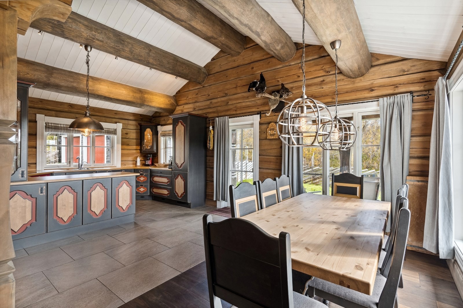 God plass til en spisegruppe for små og store lag i tilknytning kjøkken. Sosial og åpen løsning. Galleribilde