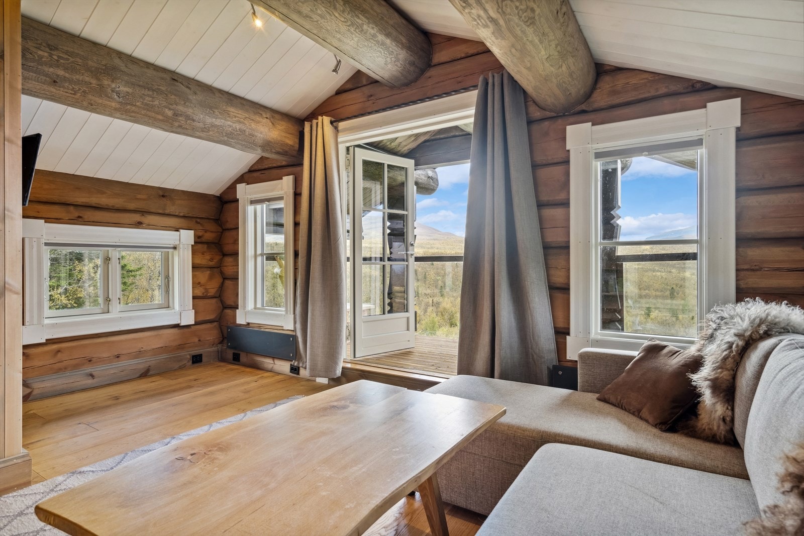 Fra loftsstuen er det utgang til balkong med glassrekkverk. Galleribilde