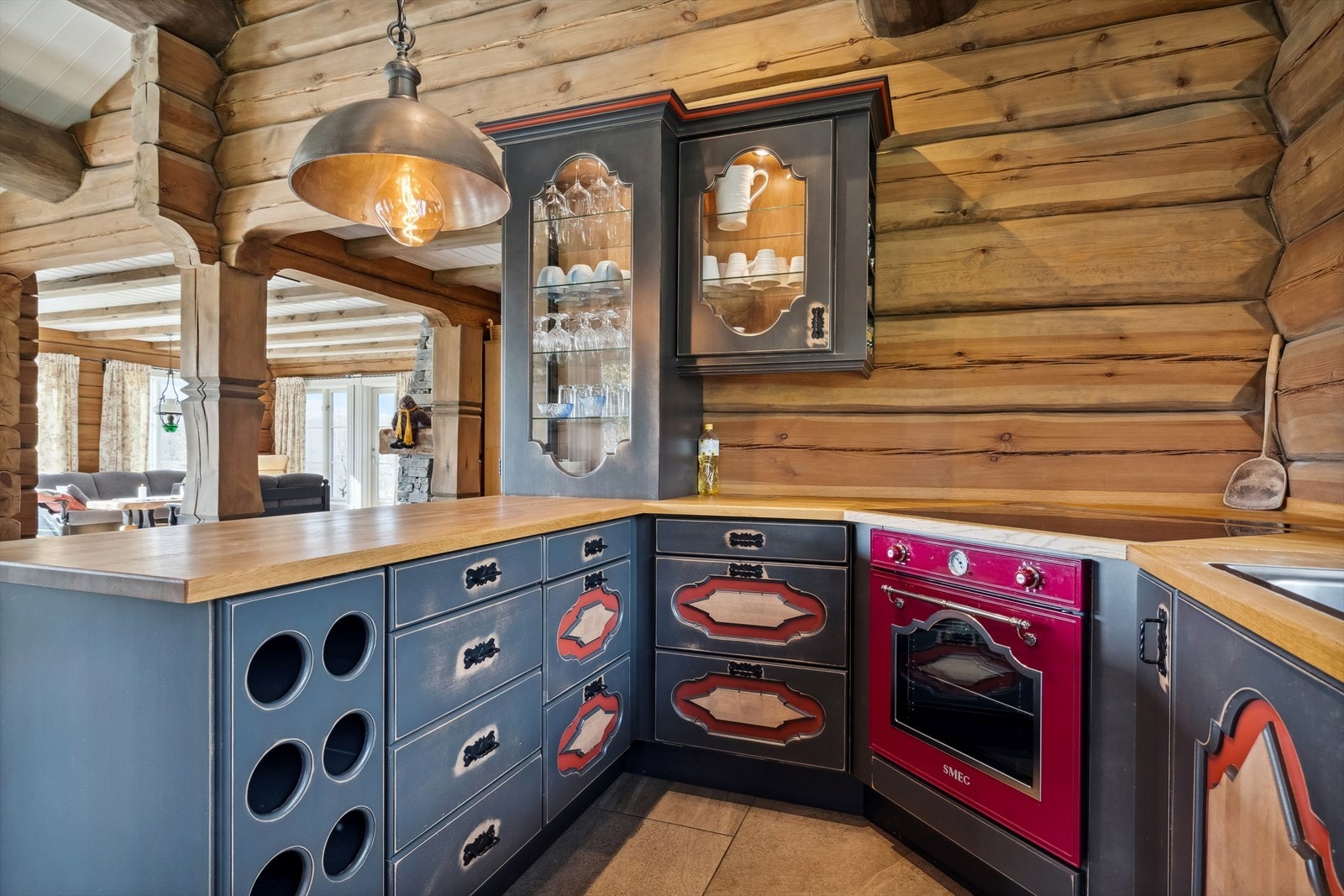 Godt med benk- og skapplass, heltre benkeplate og integrerte hvitevarer, samt ventilator montert i benkeplate. Galleribilde