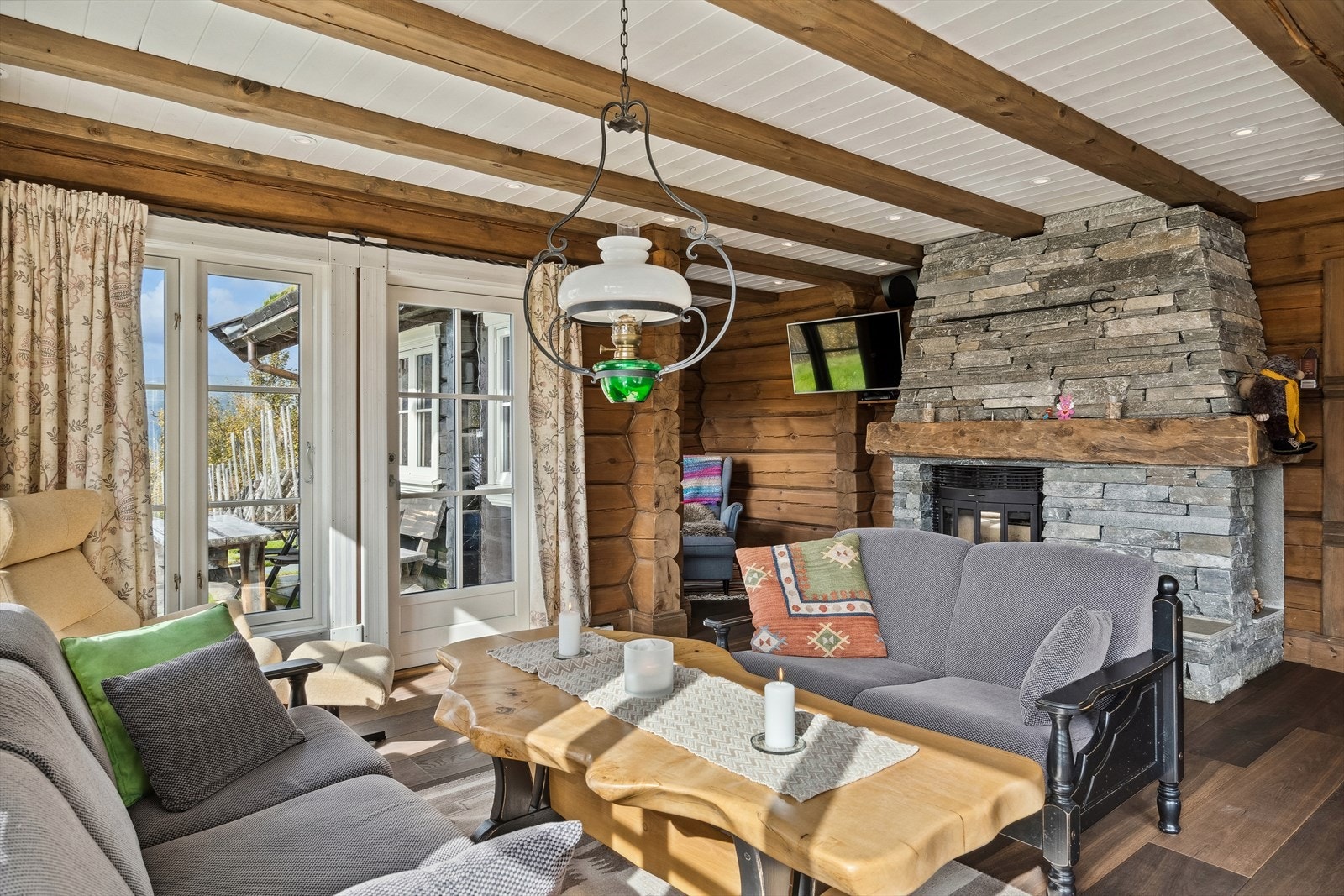 Peisen med innsats fremstår som et møbel i rommet, og bidrar til kos og ekstra varme i den kalde årstida. Ifølge eier er stokken som er brukt på peisen fra en gammel kirke i Hardanger på 1800 tallet. Galleribilde