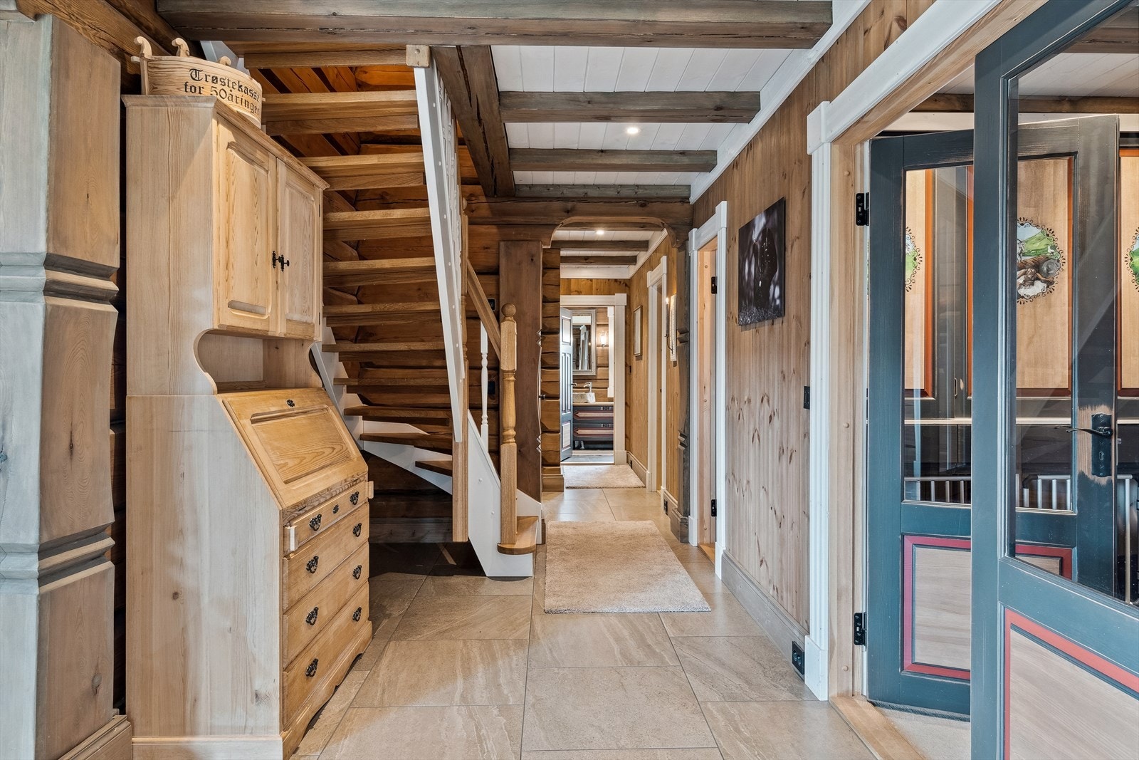 Gang med pene detaljer og store fliser på gulv. Vannbåren varme i alle gulv. Galleribilde