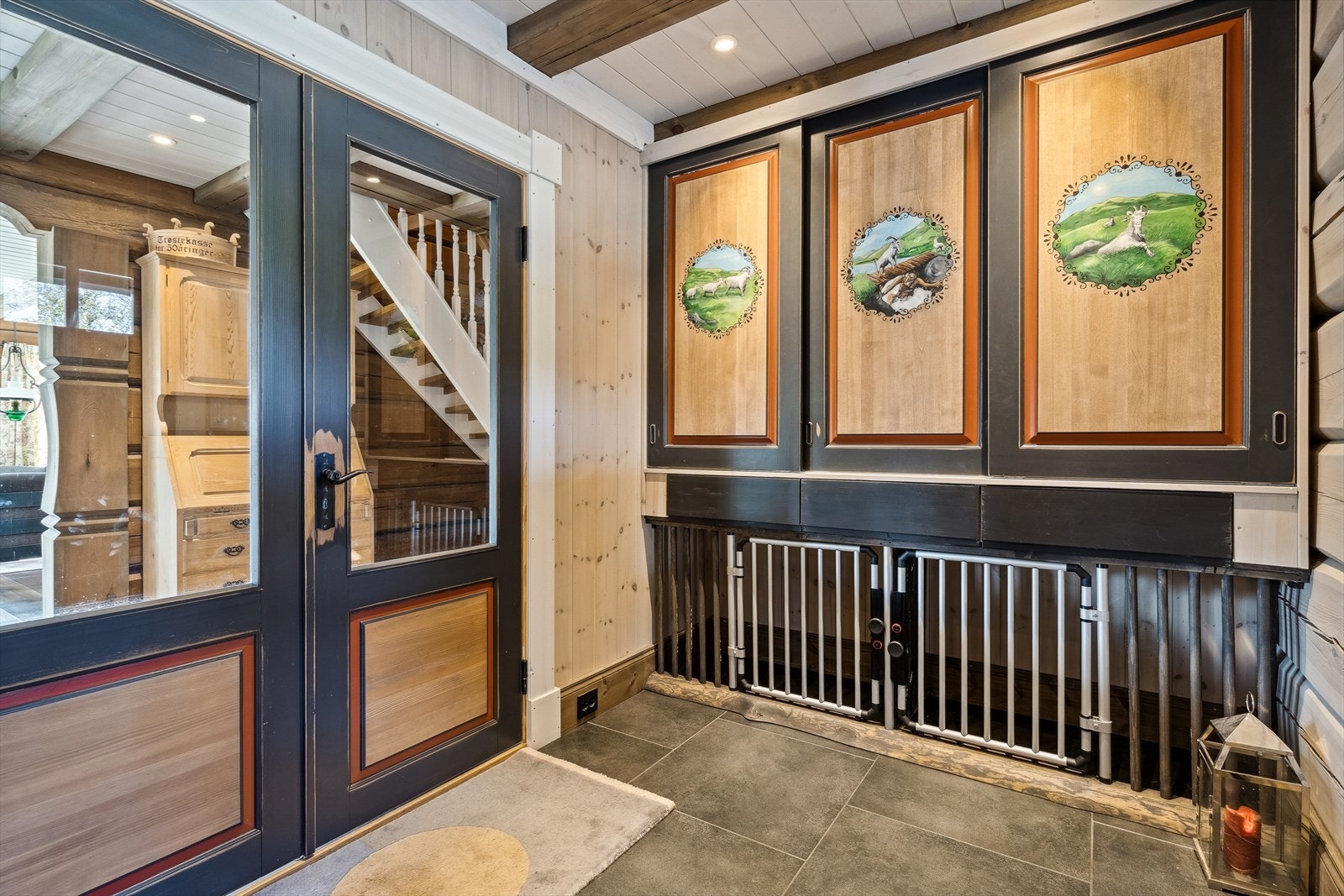 Velkommen inn! Entré med en eventyrlig garderobeløsning. Her er det også laget et hyggelig avlukke for den firbeinte. Her det lagt inn avtrekk/ventilasjon skjult oppunder/innredningen for å unngå "hundelukt". Galleribilde