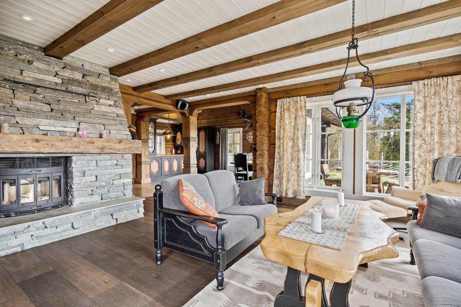 Hele eiendommen har gjennomgående høy standard og fremstår med godt utført håndverk. Galleribilde