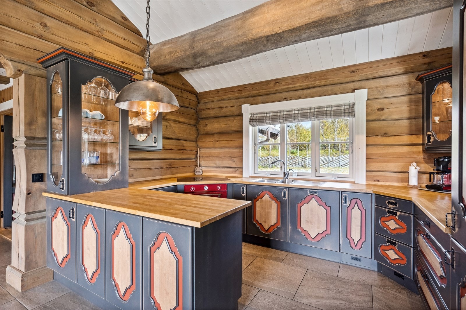 Kjøkkeninnredning av lønn med malte, profilerte fronter. Galleribilde