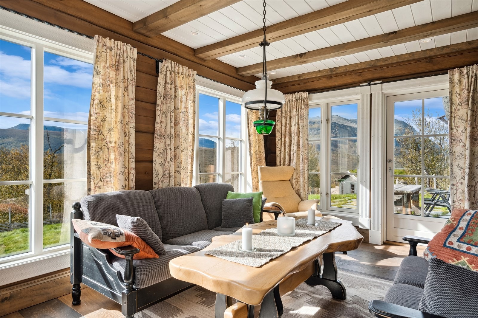 Store vindusflater slipper inn godt med naturlig lys. Galleribilde