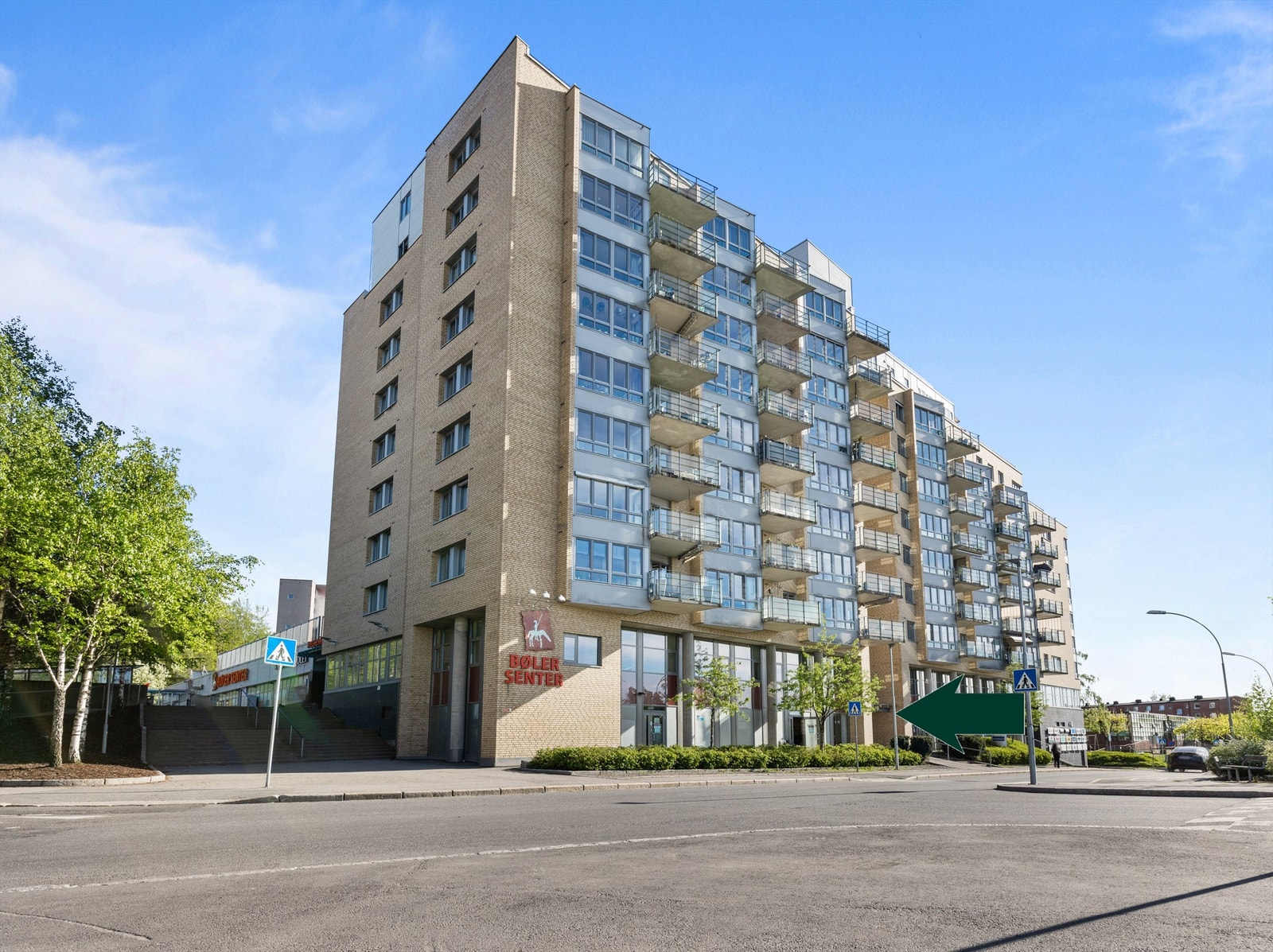Blokkens fasade. Inngangen til 4A er merket med pil. Galleribilde