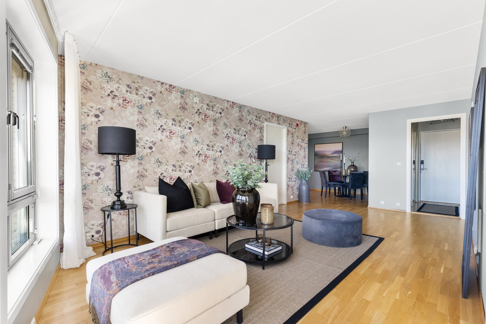 Stuen er av god størrelse. Det er godt med plass til en større sofagruppe og tv-møblement. Galleribilde