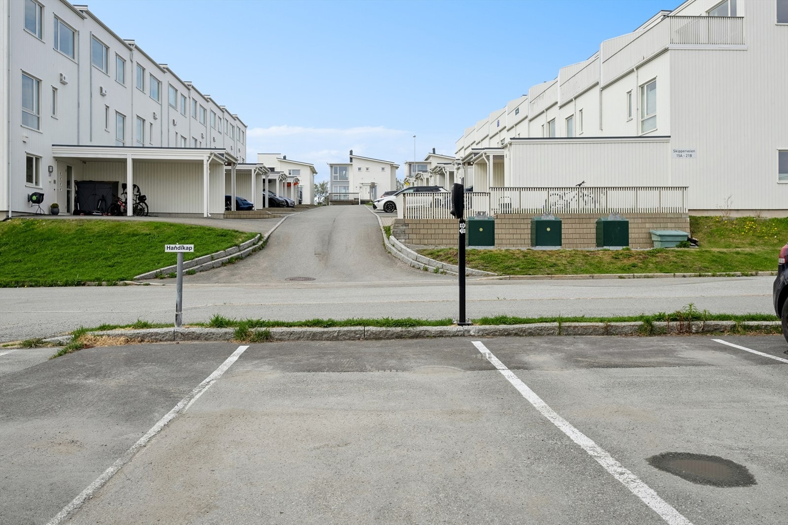Fast oppstillingsplass med elbillader Galleribilde