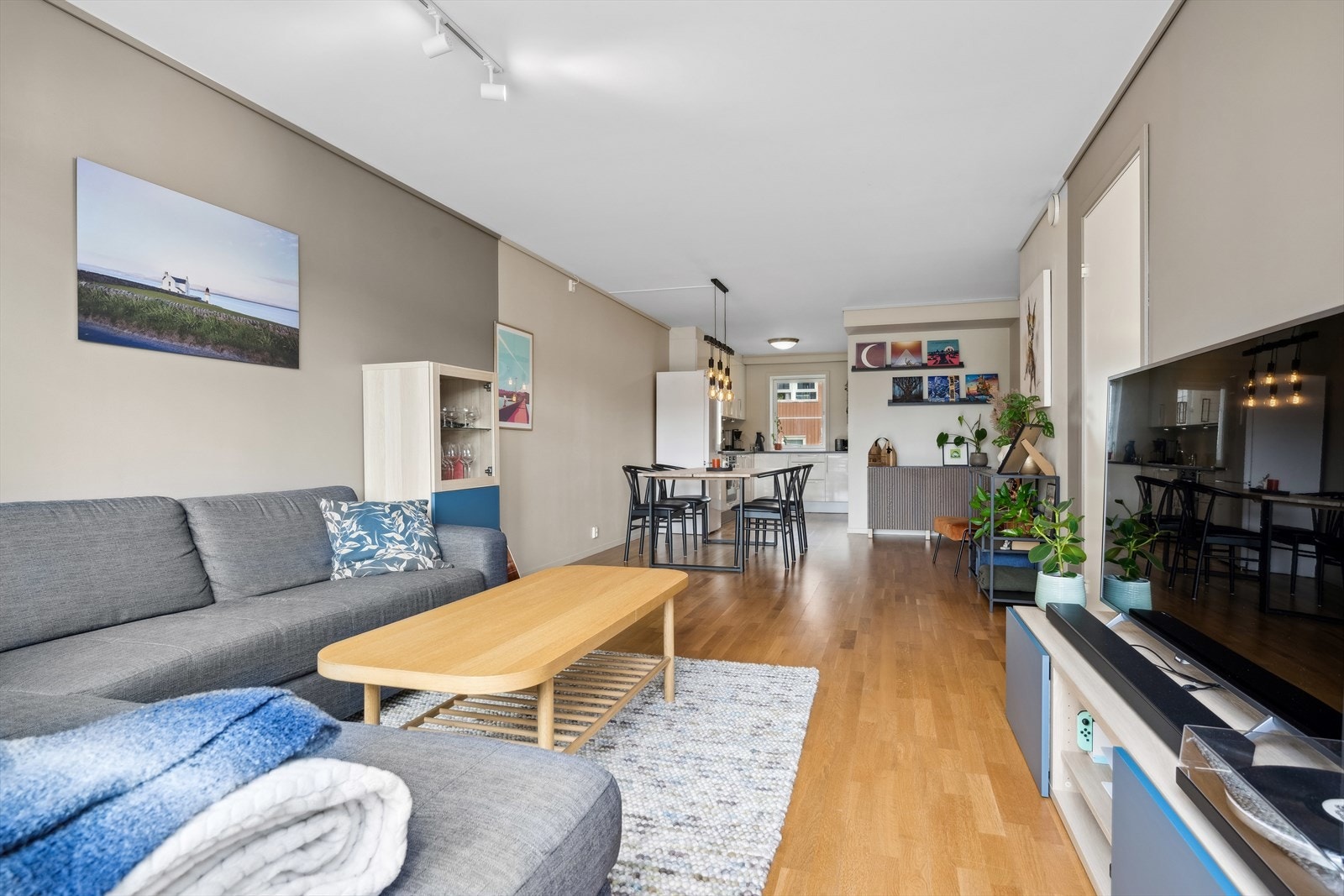 Stuen er romslig og det er god plass til sofagruppen og TV-møblement i rommet. Galleribilde