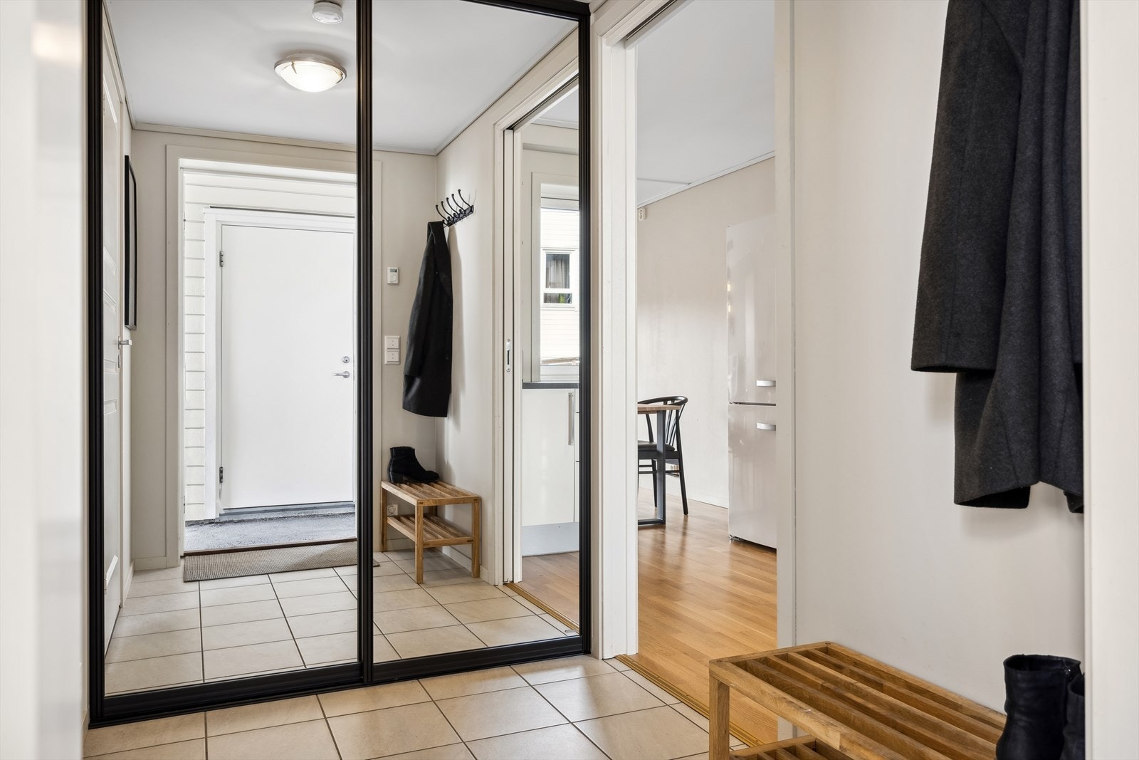Vel innenfor døren til leiligheten er det en pen og romslig gang. Galleribilde