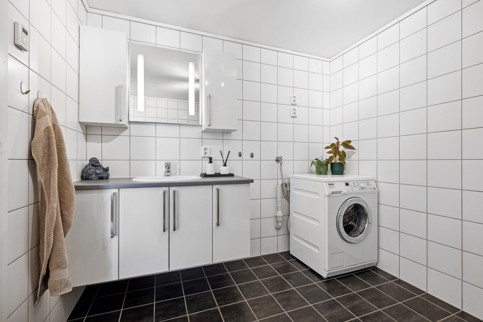 Leiligheten har et pent, flislagt bad med vannbåren gulvvarme. Galleribilde