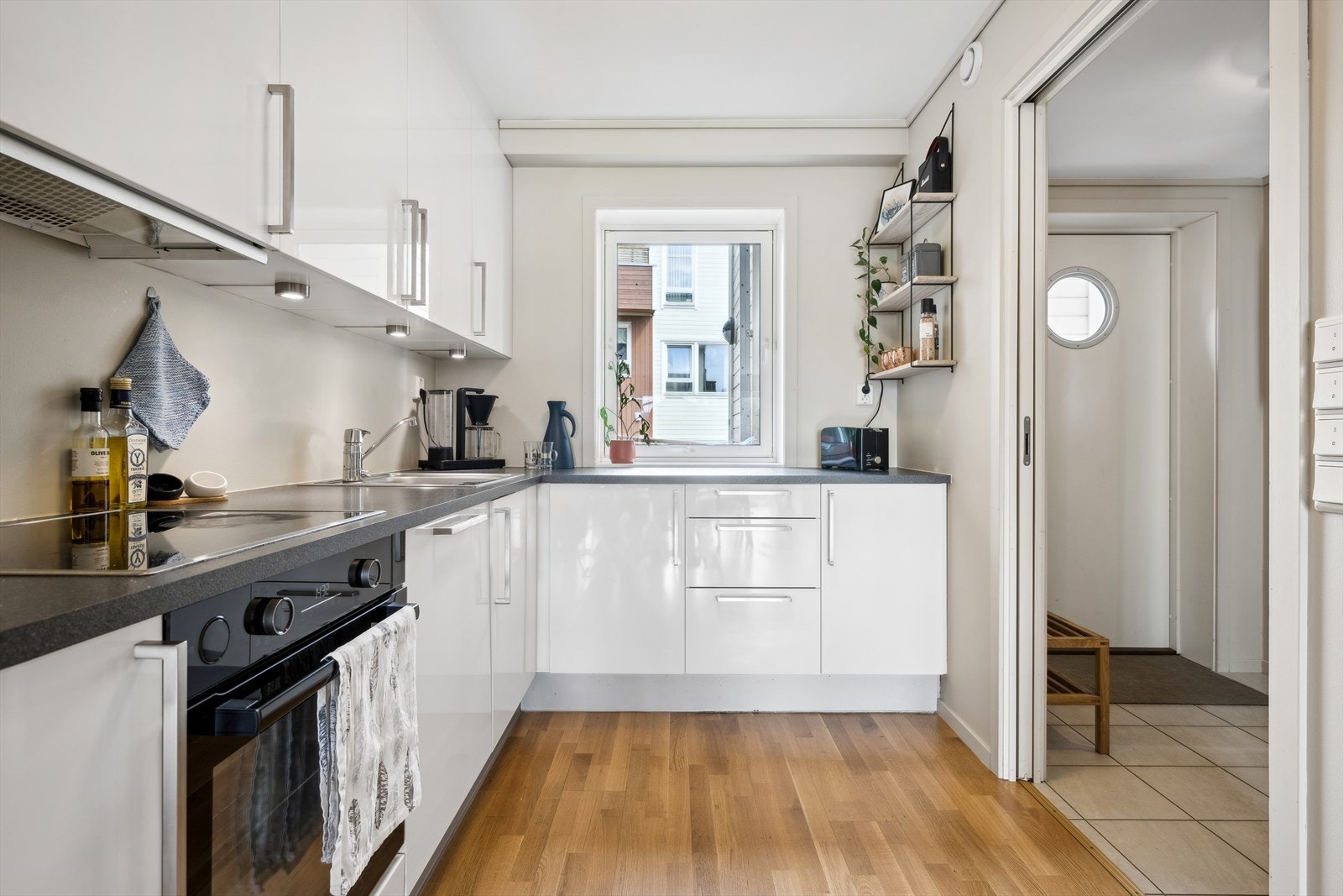 Over- og underskap gir godt med lagringplass. Galleribilde