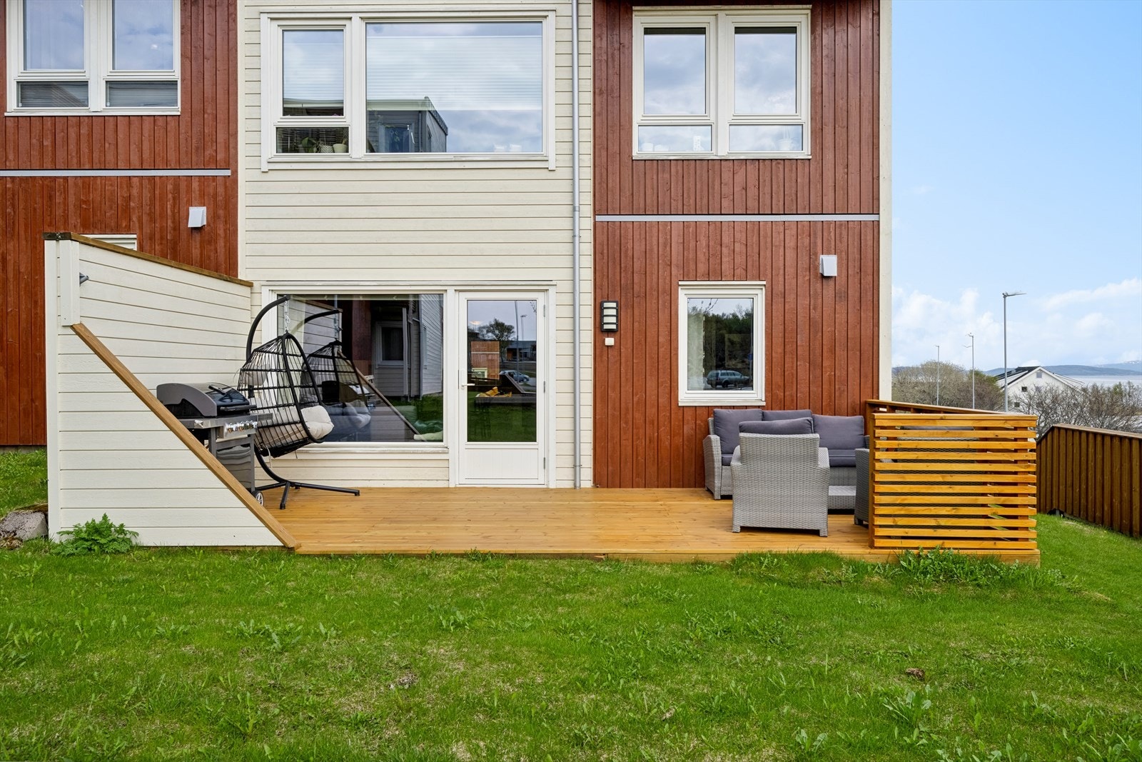 Terrassen ble i 2023 utvidet til 19 kvm og byr på gode solforhold Galleribilde
