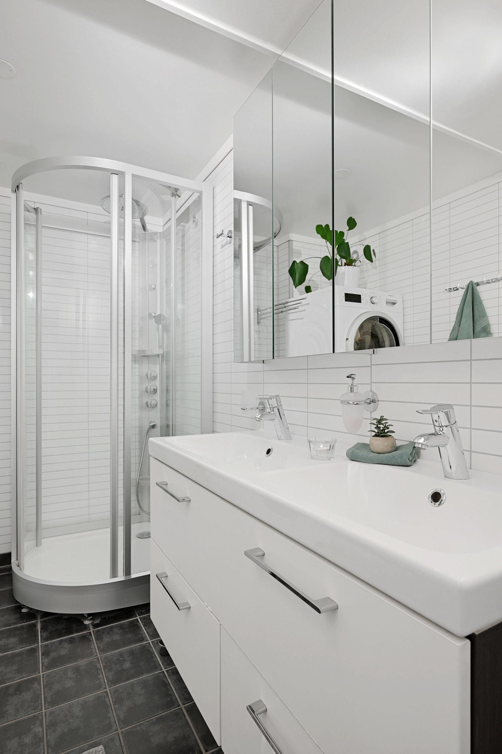 Det er fliser på gulvet og baderomsplater på vegger. Galleribilde