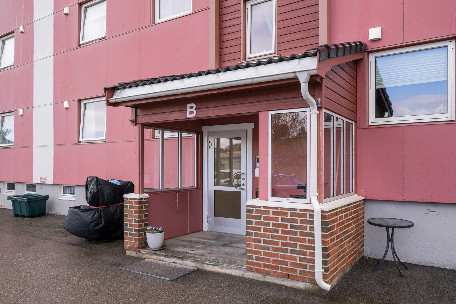 Overbygget inngangsparti med callinganlegg. Galleribilde