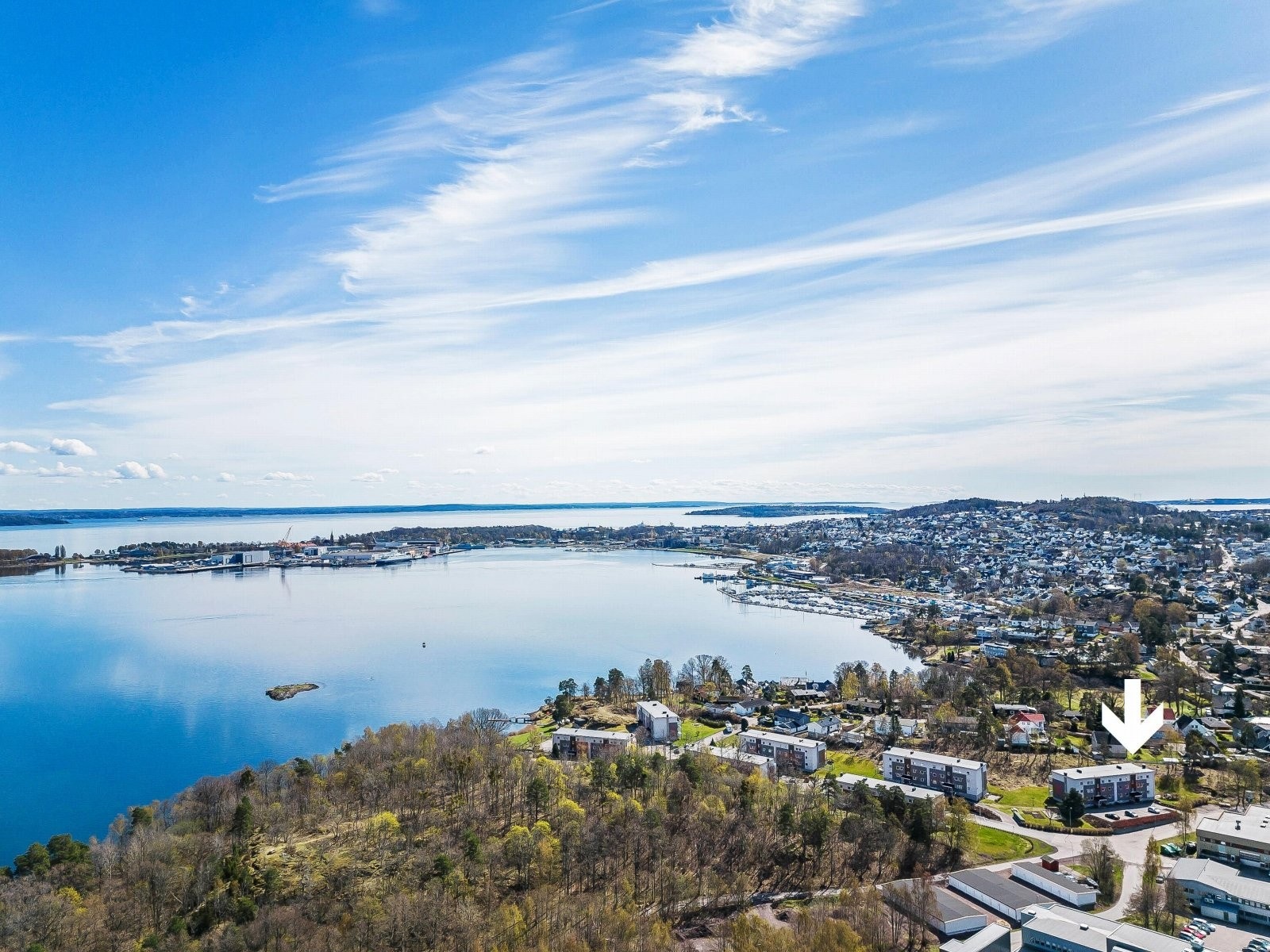 Kjølhalskogens borettslag byr på naturskjønne omgivelser med flotte plenområder, sitteplasser og lekeplasser for de minste. Det er gangavstand til badestrand og småbåthavn, samt den populære kyststien som strekker seg inn til idylliske Karljohansvern. Galleribilde