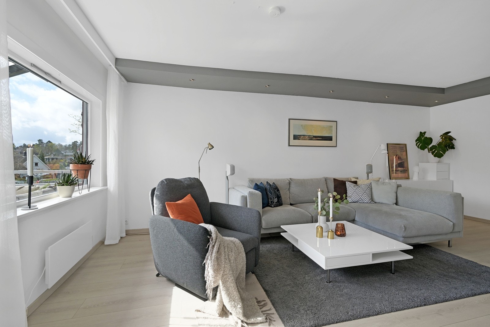 Det er delvis nedsenket himling med spotter. Galleribilde