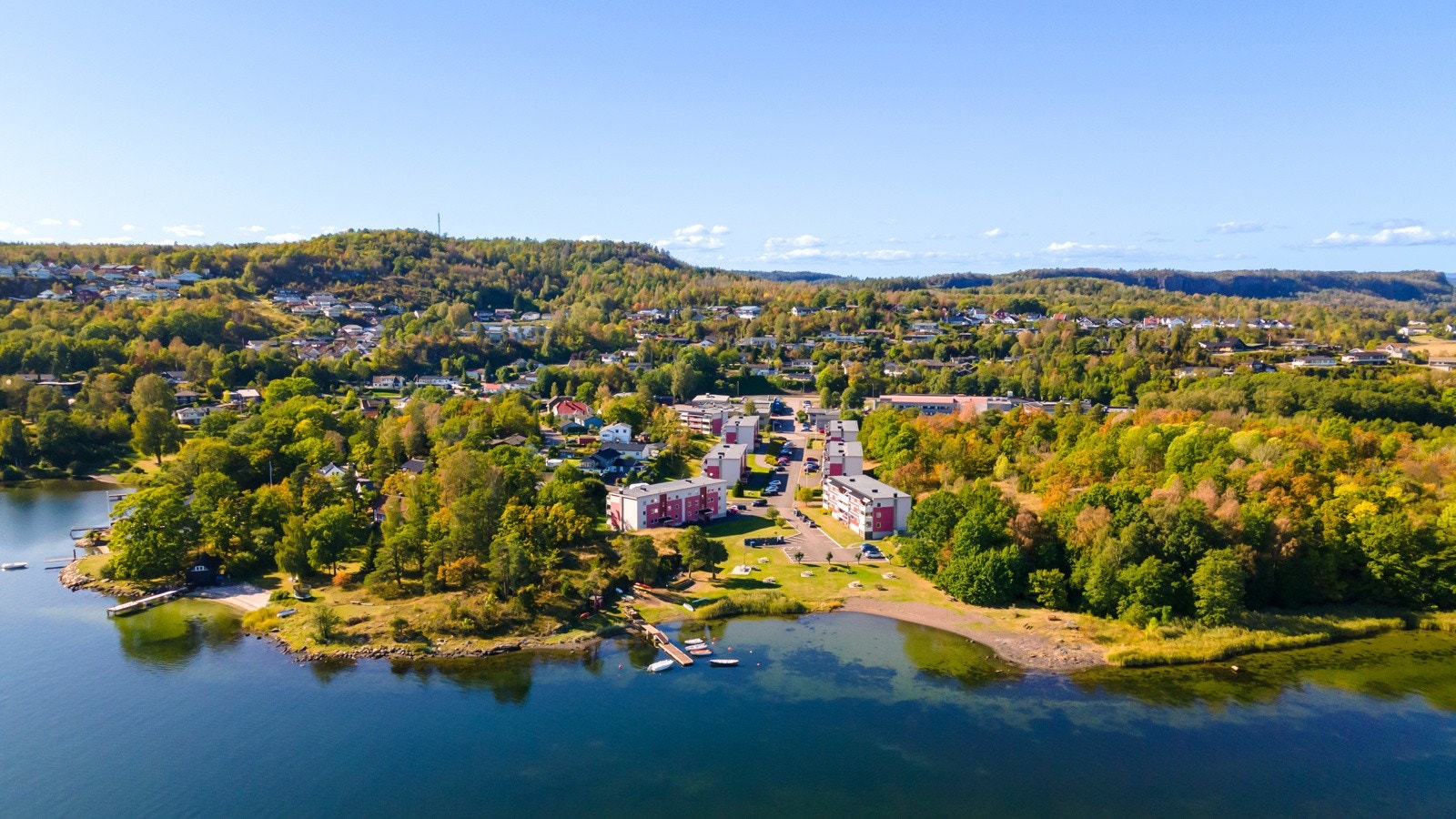 Kjølhalskogens borettslag byr på naturskjønne omgivelser med flotte plenområder, sitteplasser og lekeplasser for de minste. Galleribilde