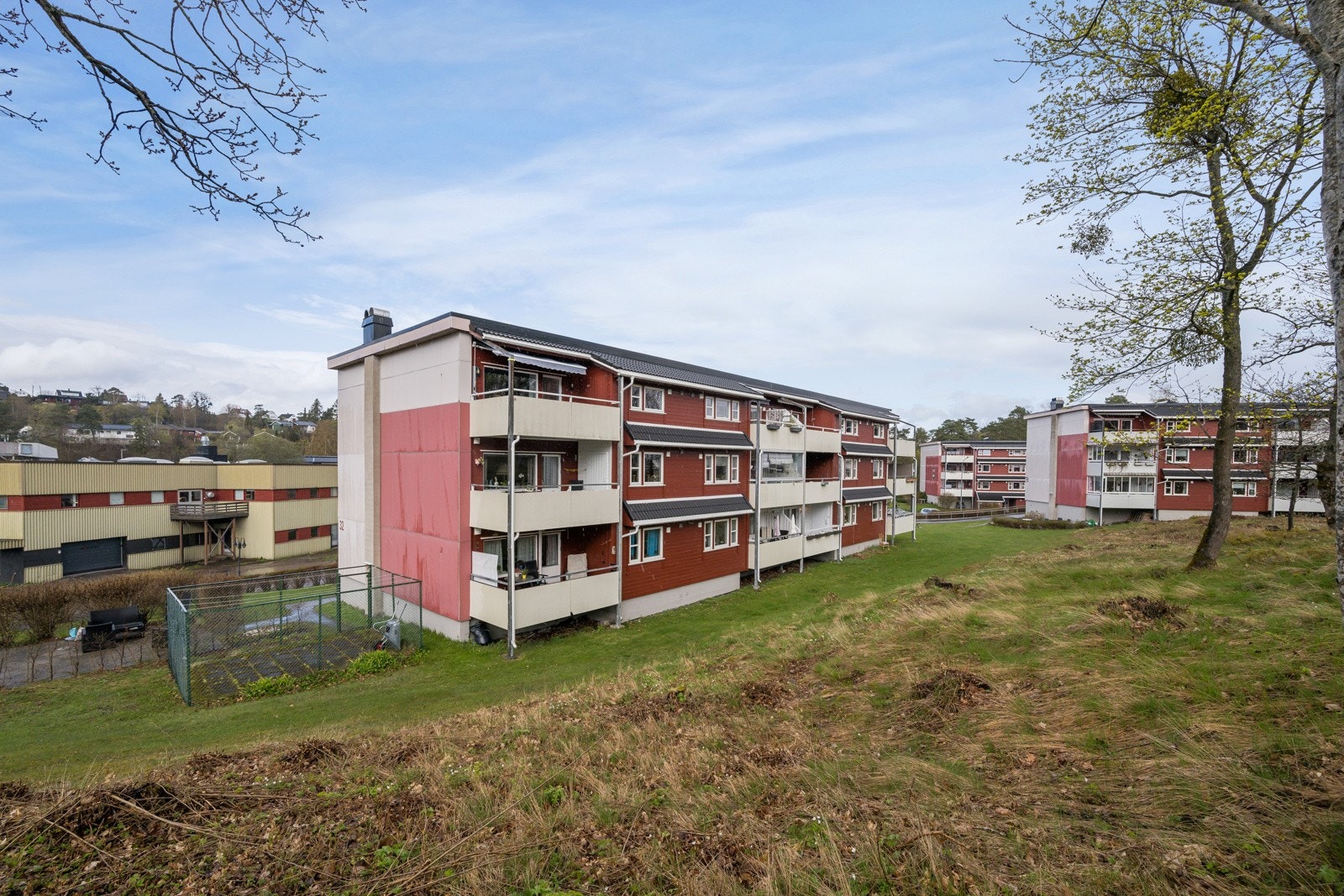 Det er gangavstand til strand, barne- og ungdomsskole, barnehage, bussholdeplass, dagligvareforretninger, treningssenter og flotte turområder både sommer og vinter. Galleribilde