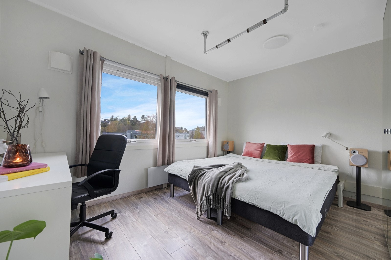 Soverom nr. 2 - dette romslige soverommet var opprinnelig 2 soverom og kan enkelt tilbakeføres dersom det er behov for 3 soverom. Galleribilde