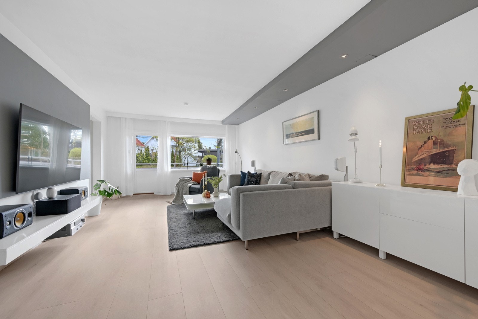 Leilighetens naturlige samlingspunkt er den lyse og romslige stuen med pen laminat på gulvet. Galleribilde