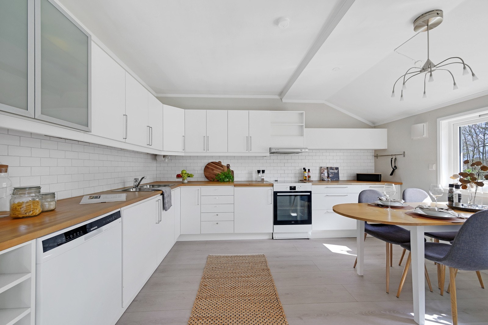 Lyst og flott kjøkken med innredning hovedsaklig fra 2009. Galleribilde