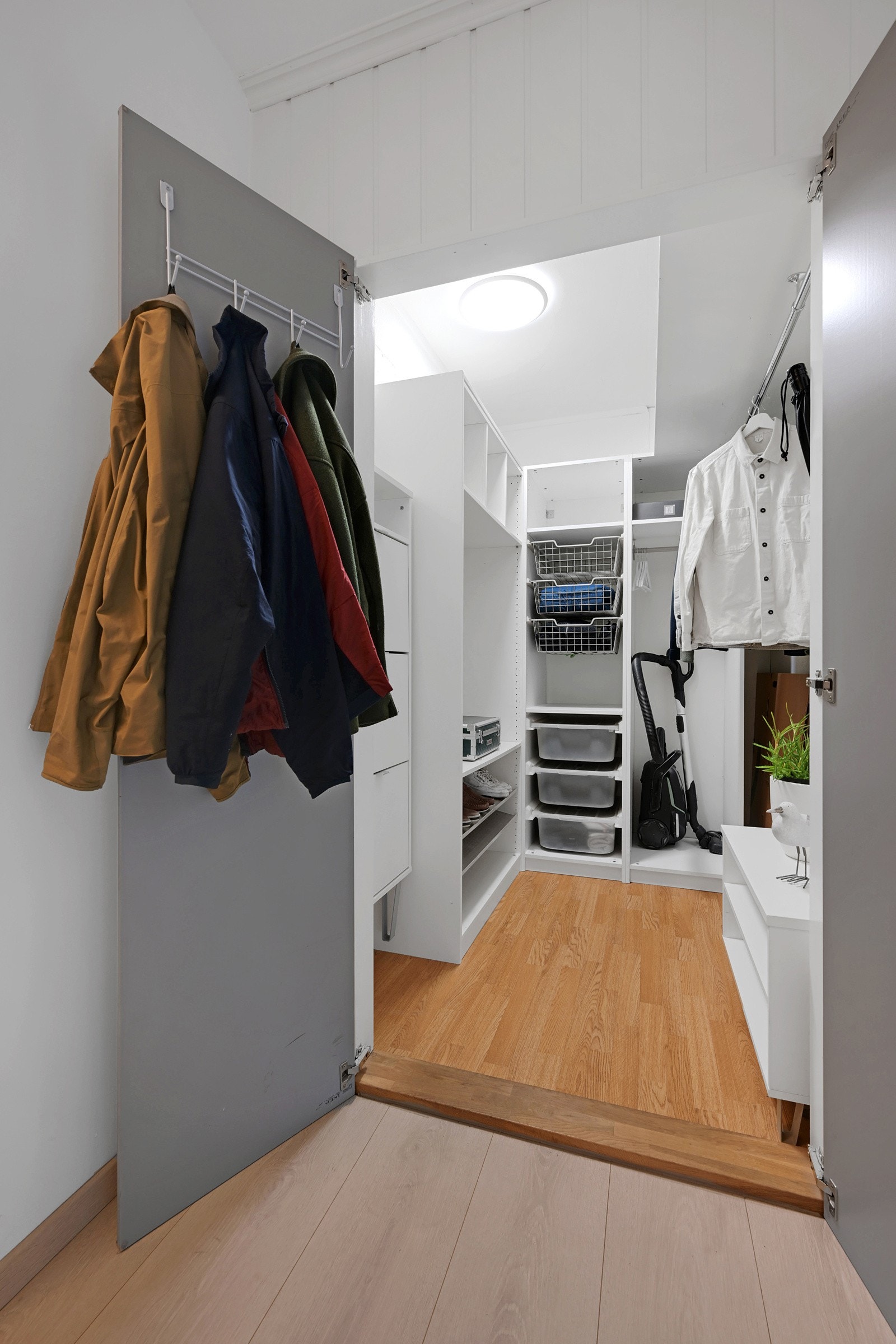 I gangen finner vi en praktisk "walk-in-garderobe". Galleribilde