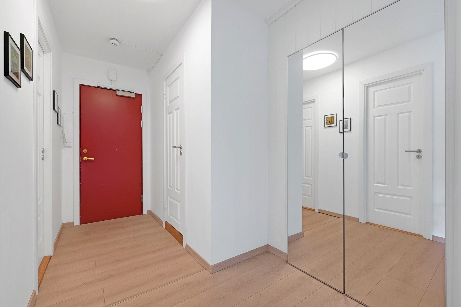 Til slutt byr denne flotte leiligheten på en romslig entré. Galleribilde