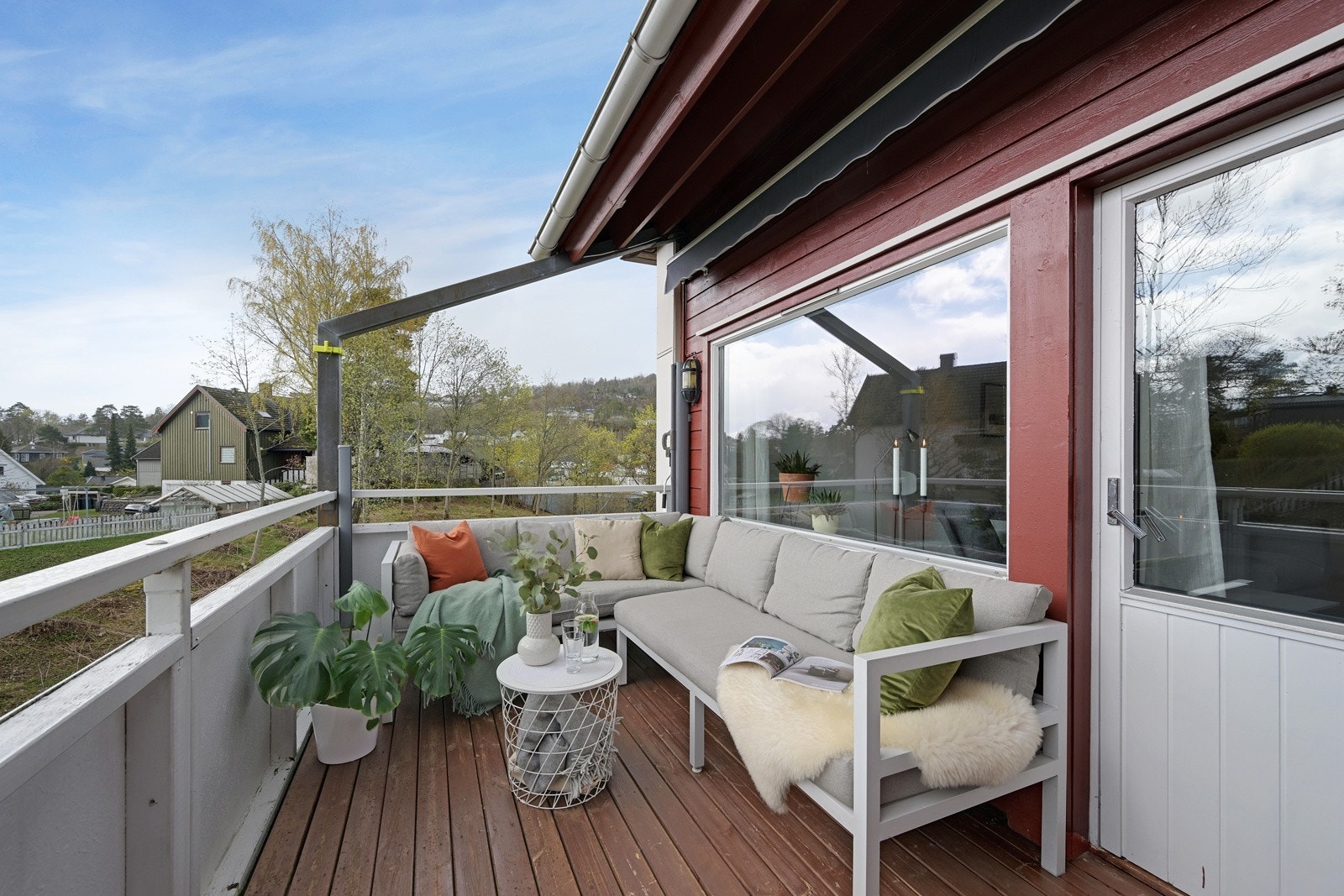 Balkongen er vendt mot øst og har markise. Galleribilde