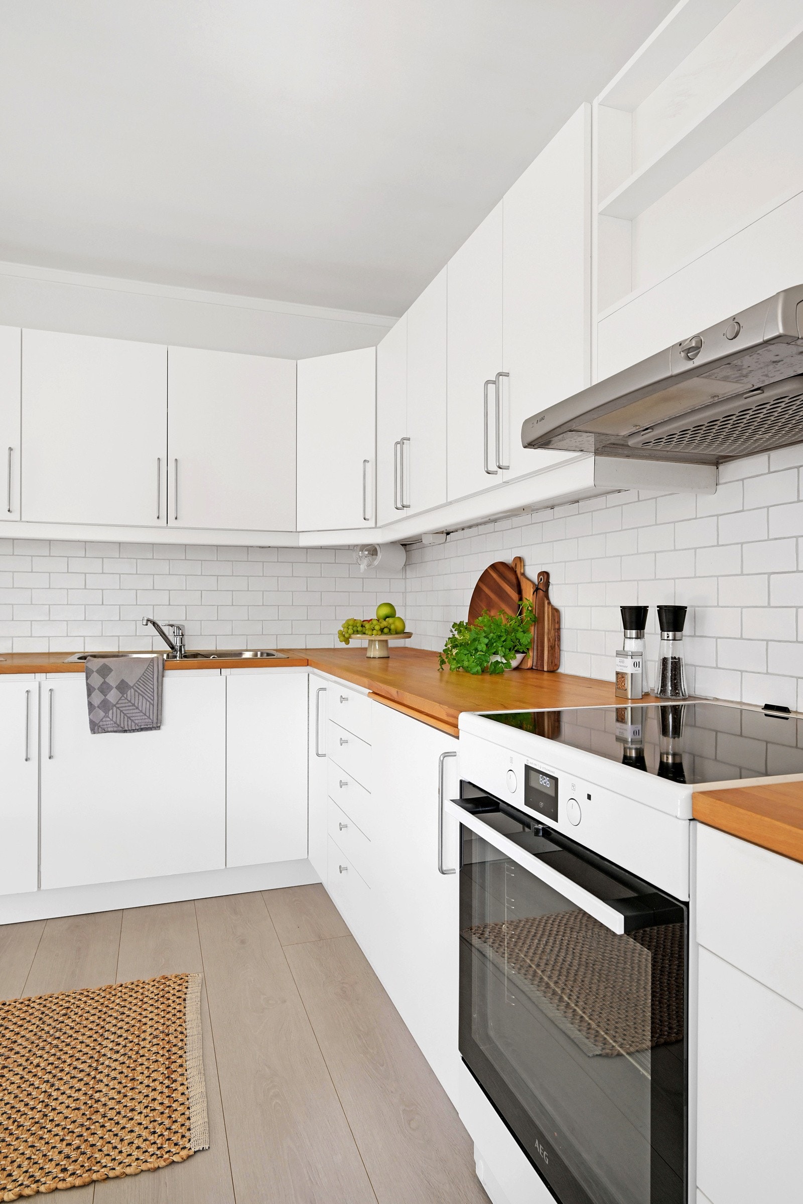 På kjøkkenet er det også lagt pen laminat på gulvet. Galleribilde