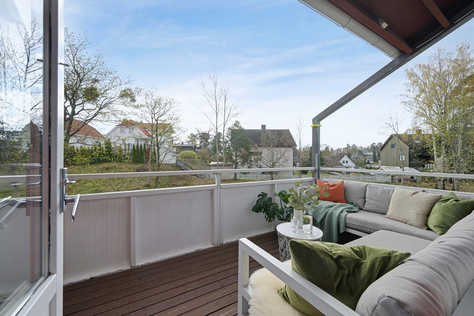Fra stuen er det utgang til en hyggelig balkong på ca. 8 kvm. Galleribilde