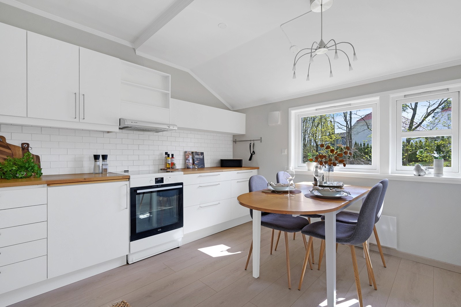 Kjøkkeninnredningen har slette fronter og benkeplate i heltre. Galleribilde