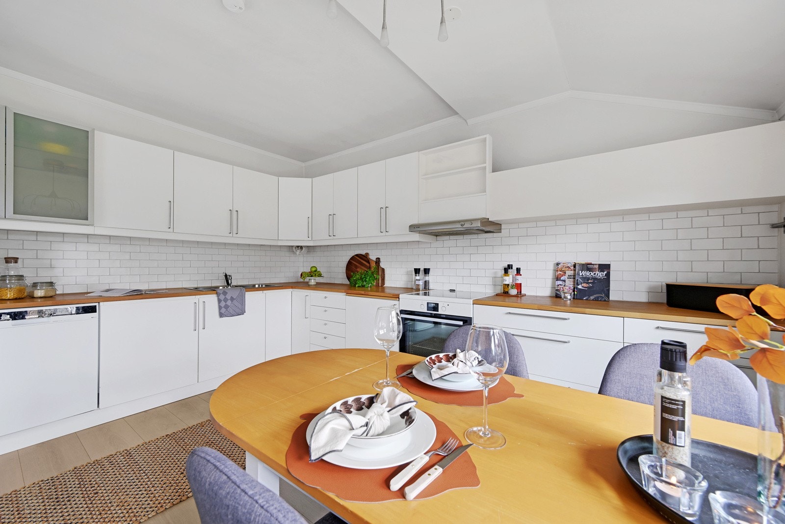 Kjøkkenet er romslig og har som vi ser god plass for spisebord. Galleribilde