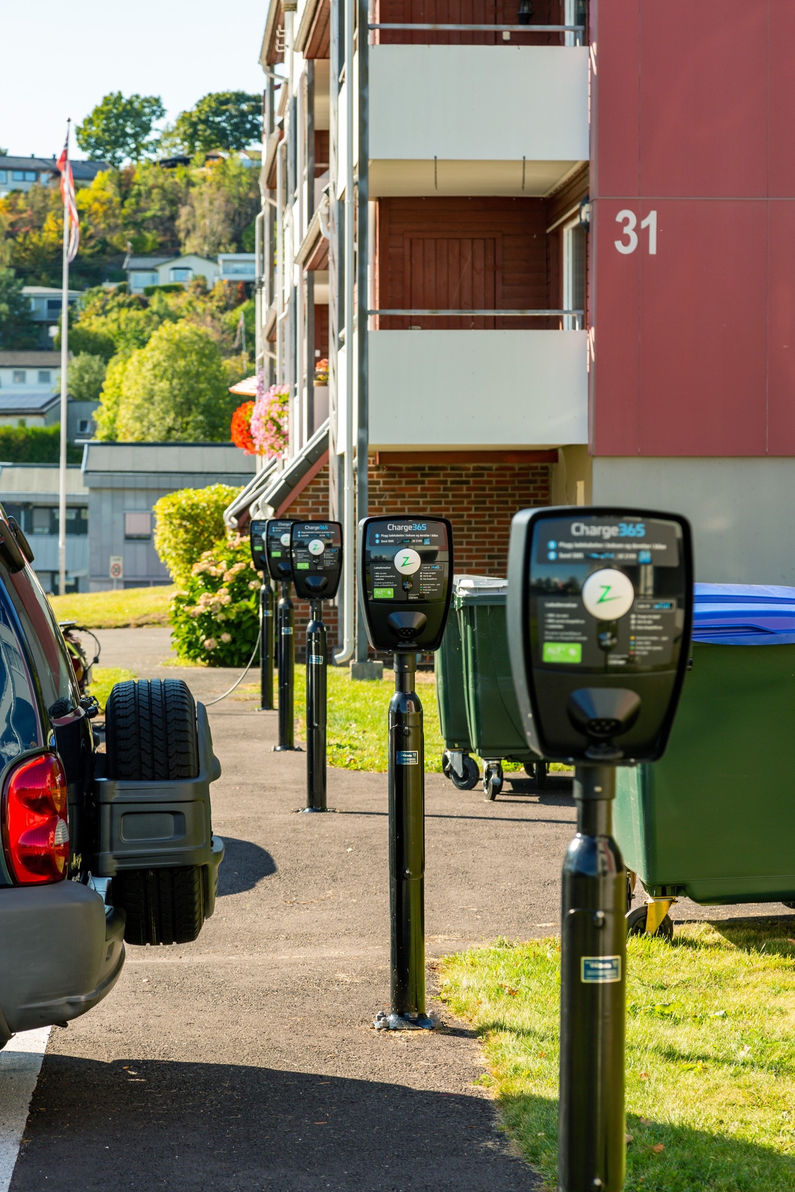 Borettslaget har felles oppmerkede biloppstillingsplasser med mange plasser for lading av el-bil. Galleribilde