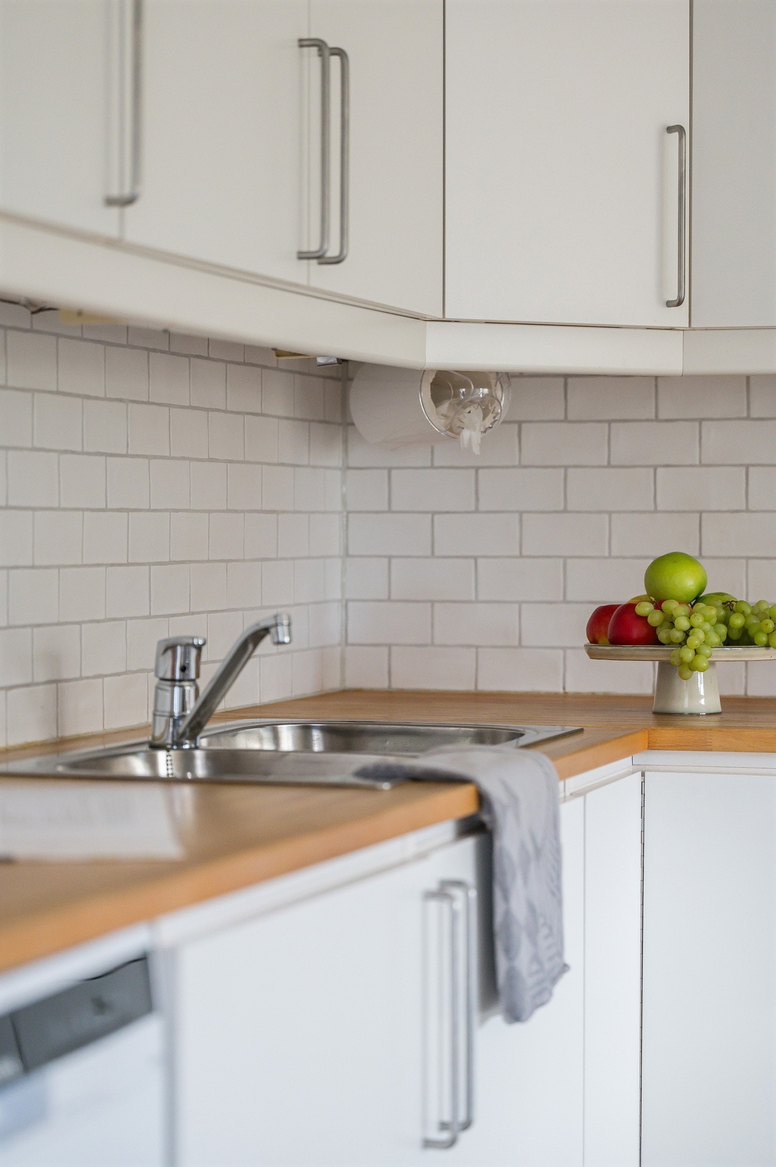 Det er oppvaskkum i stål med 1-greps blandebatteri. Galleribilde