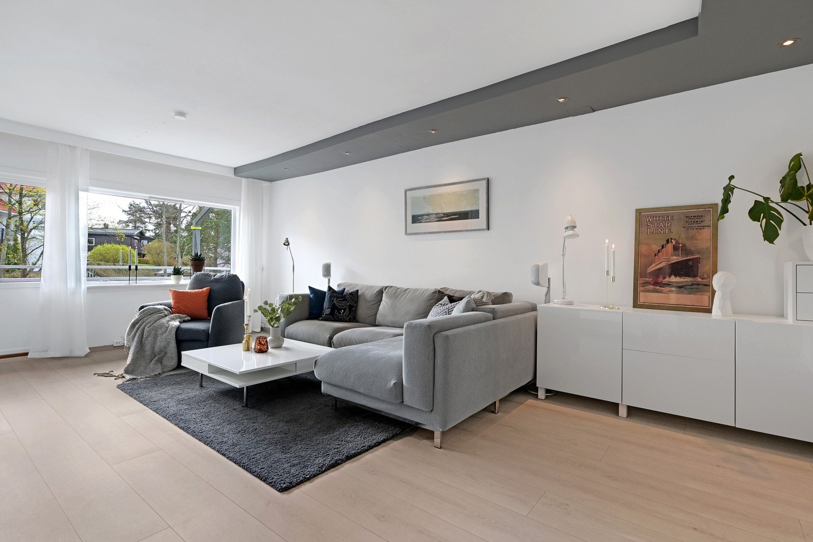 Dette er en lys, attraktiv og oppusset leilighet med 2 soverom (opprinnelig 3 - kan enkelt tilbakeføres). Galleribilde