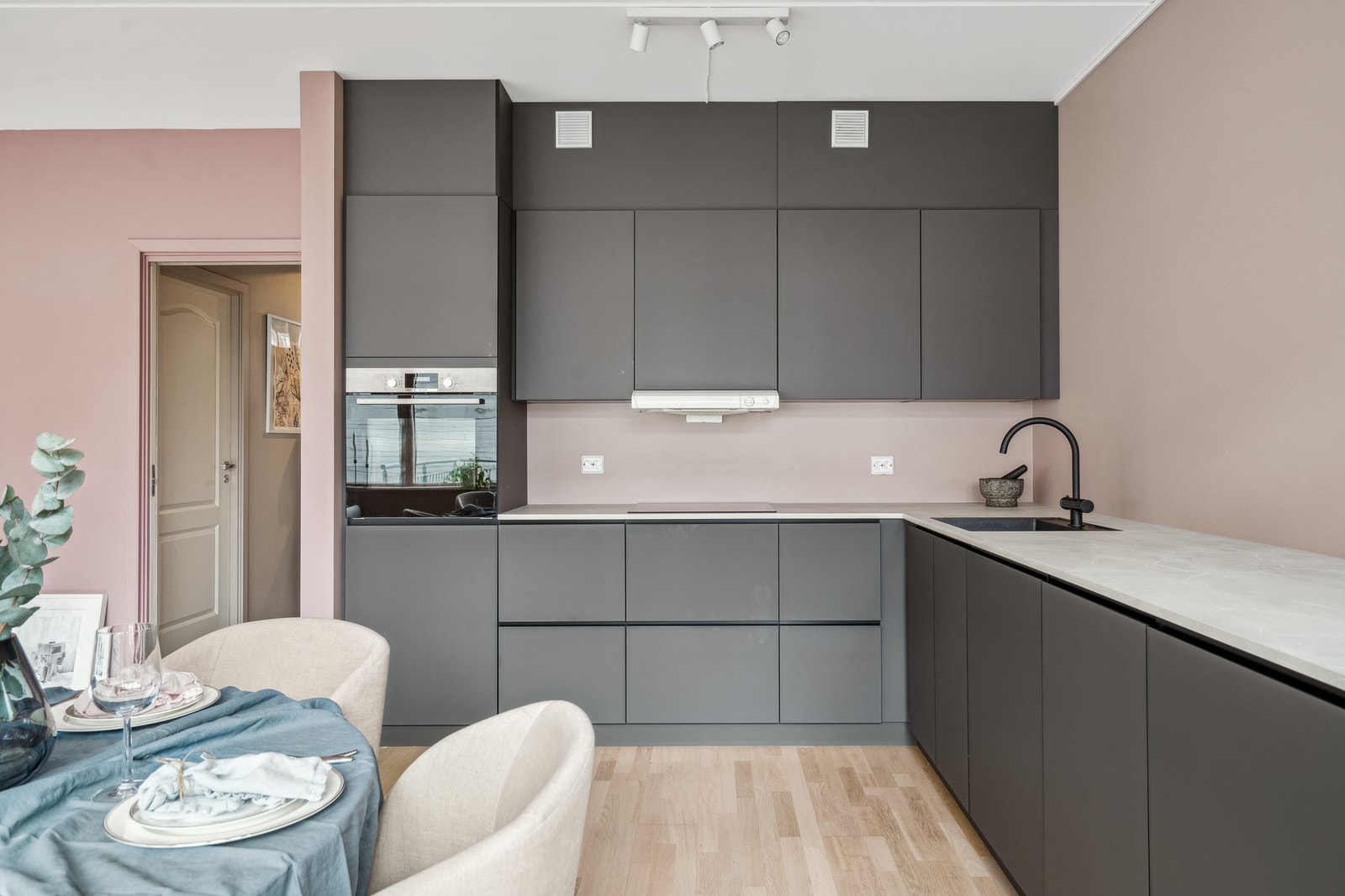 Stilig design med integrerte hvitevarer. Galleribilde