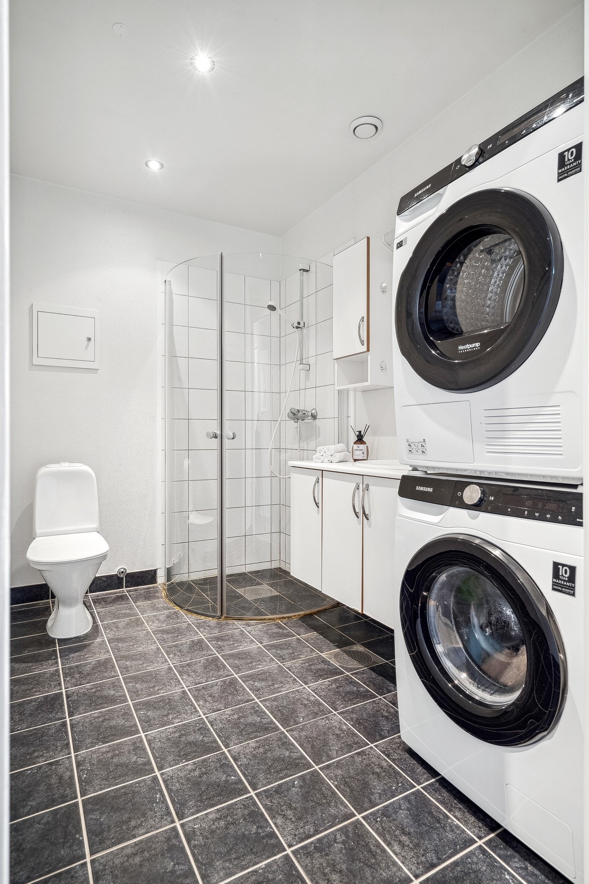 Her får du en dusjnisje med innfellbare dører, WC og opplegg til vaskemaskin. Galleribilde