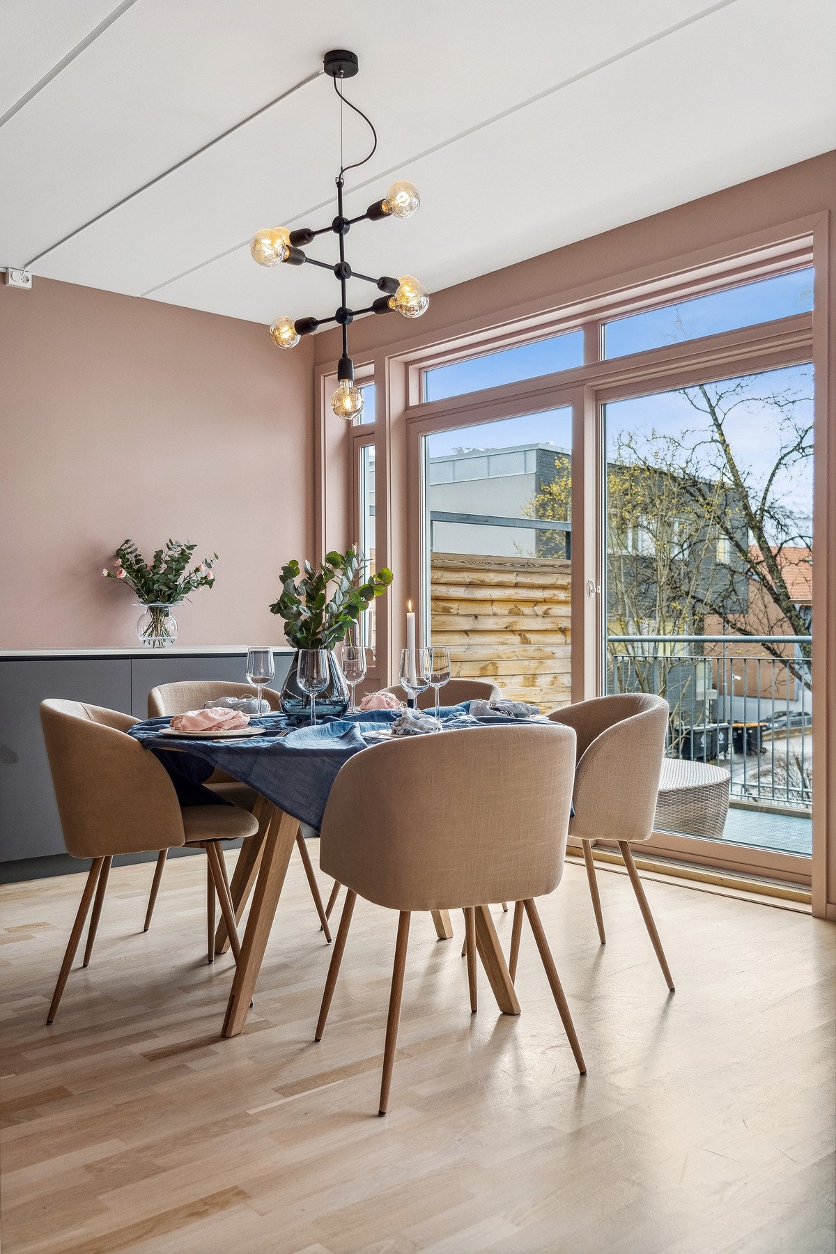 Fra spisesplassen er det utgang til verandaen. Galleribilde