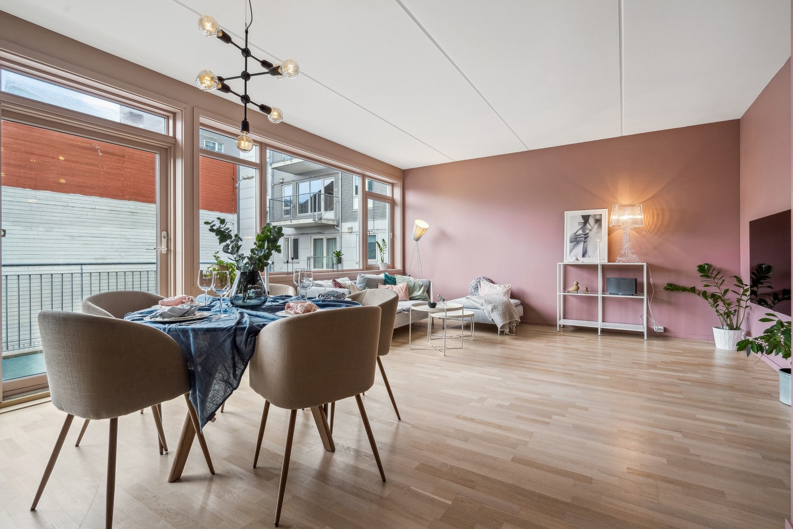 Leiligheten har et elegant fargevalg. Galleribilde