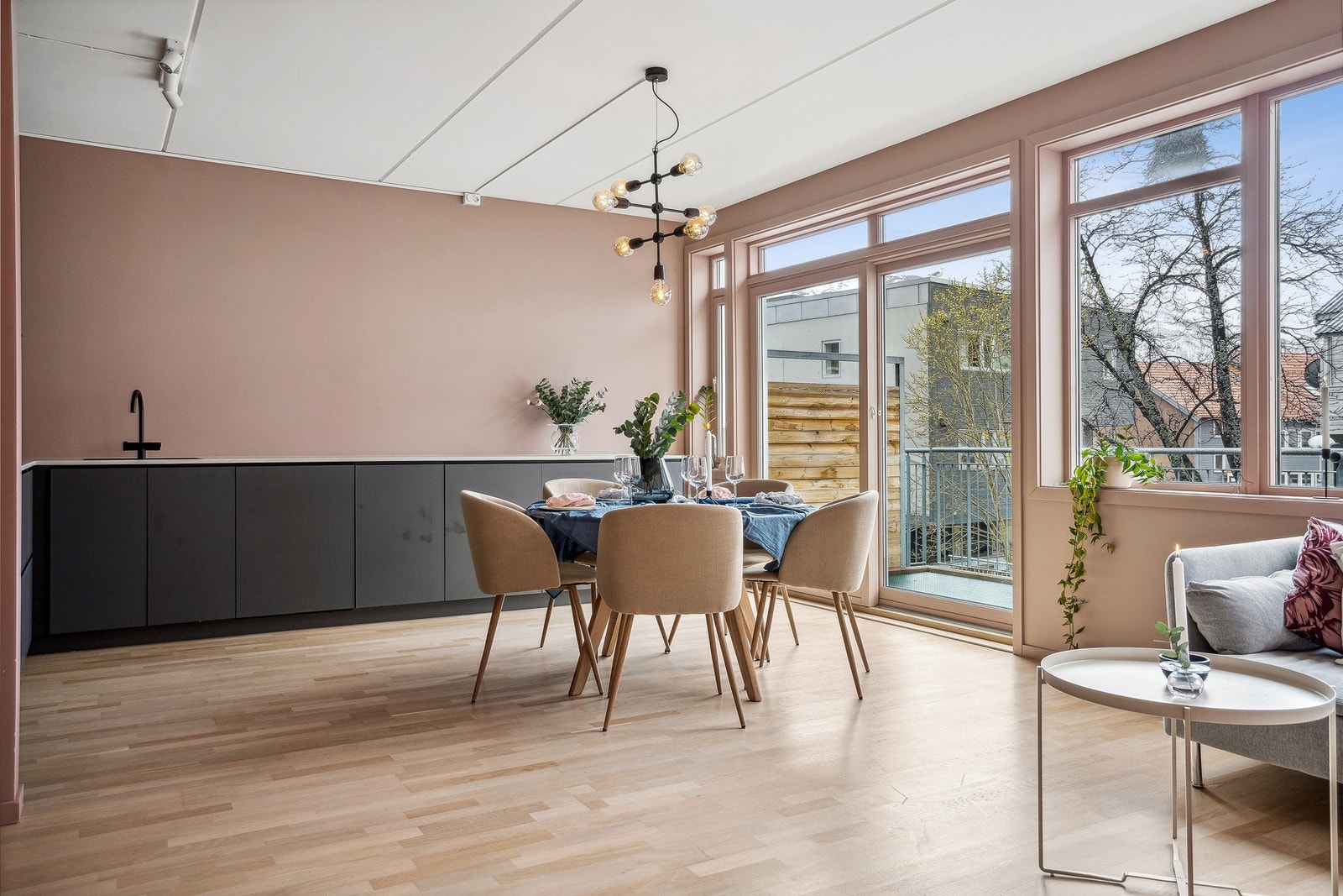 Leiligheten byr på en arealeffektiv planløsning, der du også få en fin spiseplass. Galleribilde