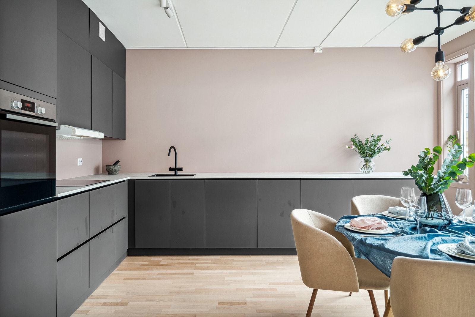 Takhøye overskap og godt med benkeplass. Galleribilde