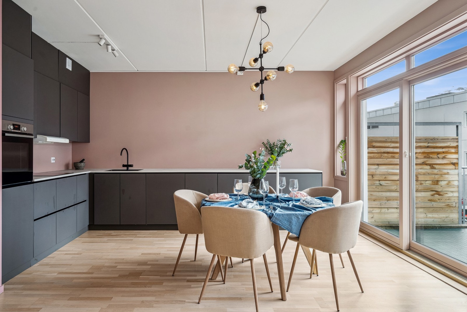 Lekkert kjøkken med stilrene, mørke fronter. Galleribilde