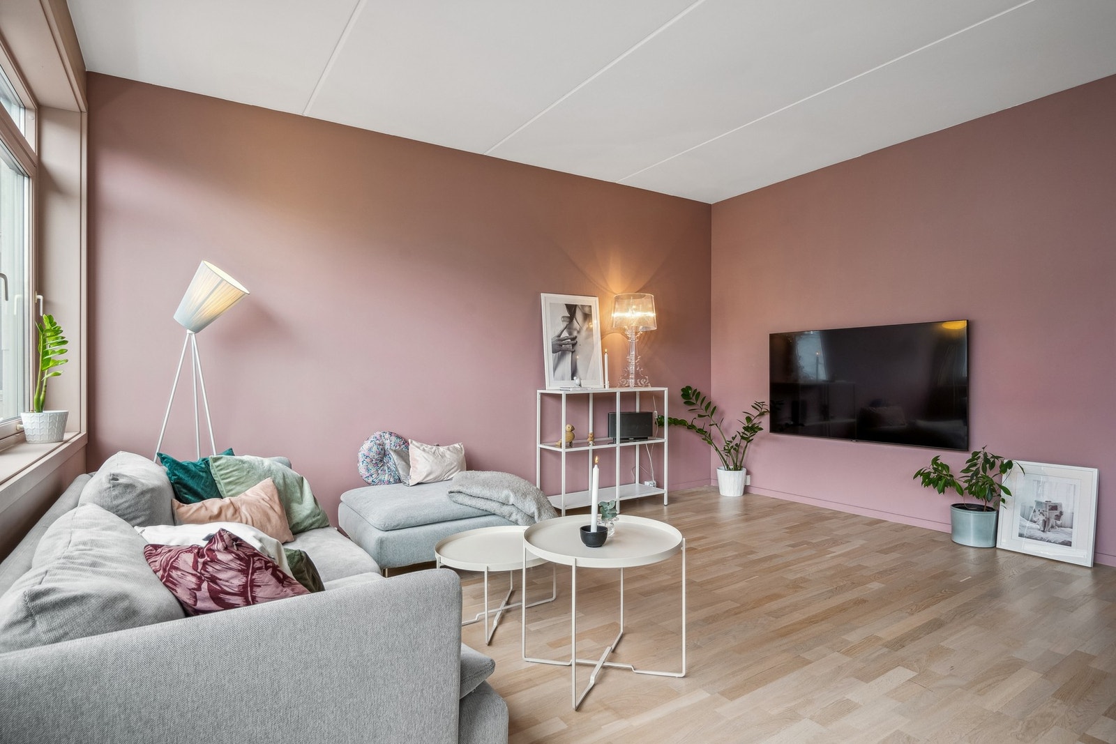 Stuen oppleves som luftig, og den har flere møbleringsmuligheter. Galleribilde